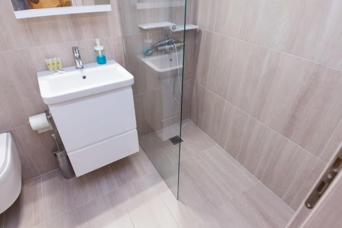 Brand New 2 Bedroom Haven Apt In Galatsi 아테네 외부 사진